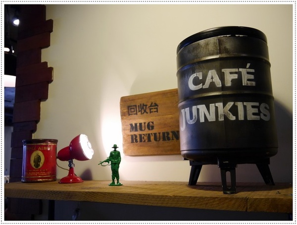 Café Junkies:【松山區】Cafe Junkies 小破爛咖啡-貝果好吃,加州棕熊好可愛 (可以久坐,沒有低消,無線上網,插座很多,免收電費)