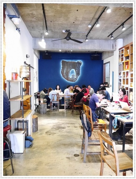 Café Junkies:【松山區】Cafe Junkies 小破爛咖啡-貝果好吃,加州棕熊好可愛 (可以久坐,沒有低消,無線上網,插座很多,免收電費)