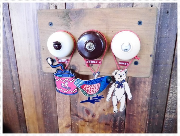 Café Junkies:【松山區】Cafe Junkies 小破爛咖啡-貝果好吃,加州棕熊好可愛 (可以久坐,沒有低消,無線上網,插座很多,免收電費)