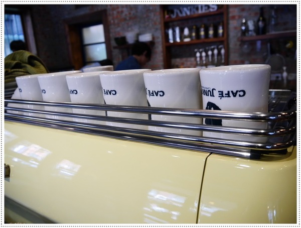 Café Junkies:【松山區】Cafe Junkies 小破爛咖啡-貝果好吃,加州棕熊好可愛 (可以久坐,沒有低消,無線上網,插座很多,免收電費)