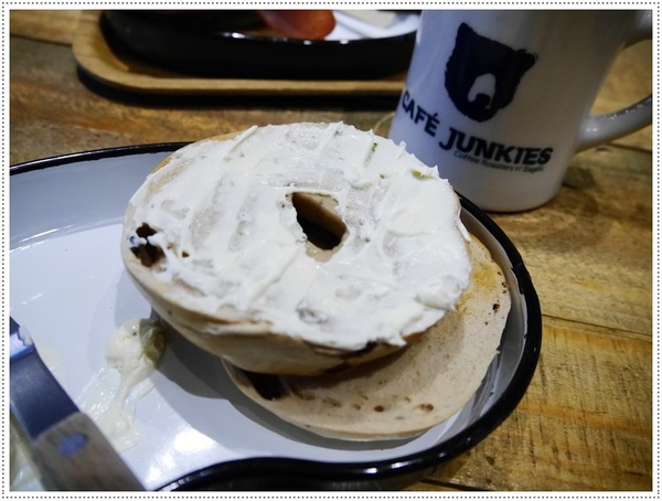 Café Junkies:【松山區】Cafe Junkies 小破爛咖啡-貝果好吃,加州棕熊好可愛 (可以久坐,沒有低消,無線上網,插座很多,免收電費)