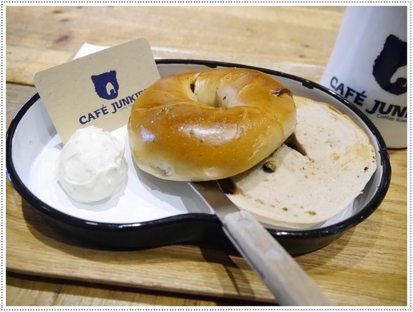 Café Junkies:【松山區】Cafe Junkies 小破爛咖啡-貝果好吃,加州棕熊好可愛 (可以久坐,沒有低消,無線上網,插座很多,免收電費)