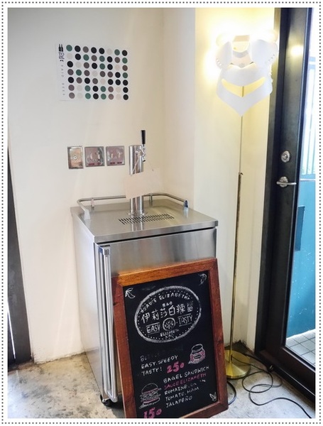 Café Junkies:【松山區】Cafe Junkies 小破爛咖啡-貝果好吃,加州棕熊好可愛 (可以久坐,沒有低消,無線上網,插座很多,免收電費)