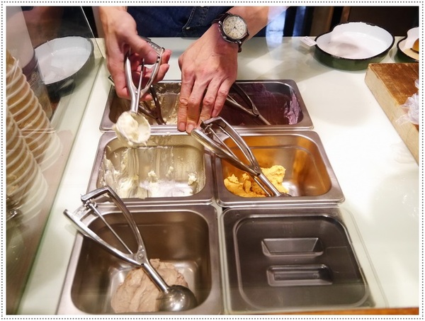 Café Junkies:【松山區】Cafe Junkies 小破爛咖啡-貝果好吃,加州棕熊好可愛 (可以久坐,沒有低消,無線上網,插座很多,免收電費)