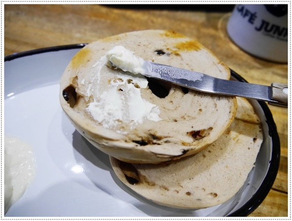 Café Junkies:【松山區】Cafe Junkies 小破爛咖啡-貝果好吃,加州棕熊好可愛 (可以久坐,沒有低消,無線上網,插座很多,免收電費)