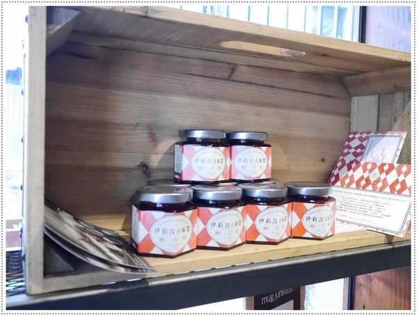 Café Junkies:【松山區】Cafe Junkies 小破爛咖啡-貝果好吃,加州棕熊好可愛 (可以久坐,沒有低消,無線上網,插座很多,免收電費)