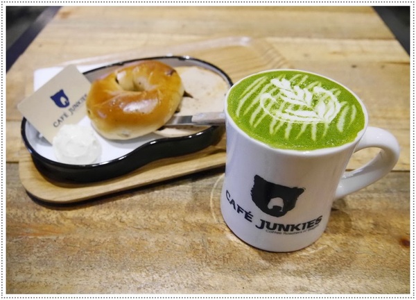 Café Junkies:【松山區】Cafe Junkies 小破爛咖啡-貝果好吃,加州棕熊好可愛 (可以久坐,沒有低消,無線上網,插座很多,免收電費)