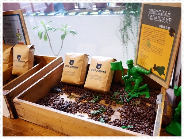 Café Junkies:【松山區】Cafe Junkies 小破爛咖啡-貝果好吃,加州棕熊好可愛 (可以久坐,沒有低消,無線上網,插座很多,免收電費)