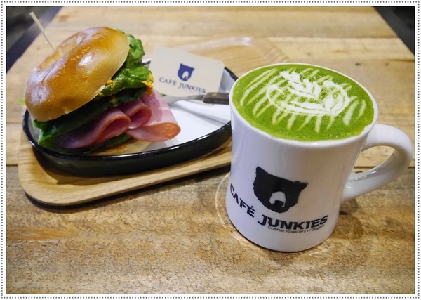 Café Junkies:【松山區】Cafe Junkies 小破爛咖啡-貝果好吃,加州棕熊好可愛 (可以久坐,沒有低消,無線上網,插座很多,免收電費)