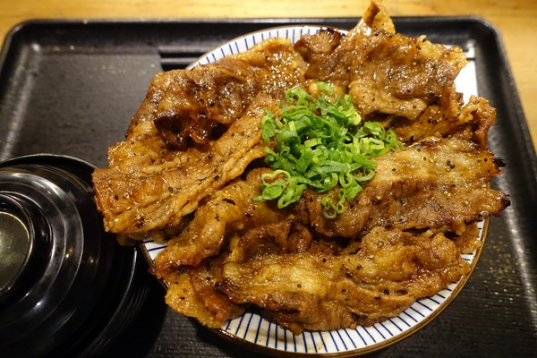 燒丼株式會社:(胖樺食記)台北信義威秀商圈「燒丼株式會社」,好吃燒肉丼飯/捷運象山站/台北101世貿站