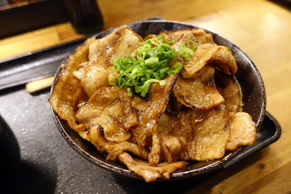 燒丼株式會社:(胖樺食記)台北信義威秀商圈「燒丼株式會社」,好吃燒肉丼飯/捷運象山站/台北101世貿站