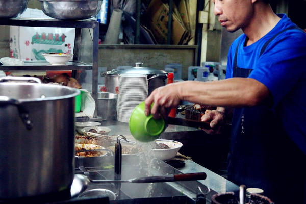 矮仔財滷肉飯:【台北市北投區。小吃】矮仔財滷肉飯 北投市場裡排隊美食