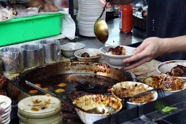 矮仔財滷肉飯:【台北市北投區。小吃】矮仔財滷肉飯 北投市場裡排隊美食