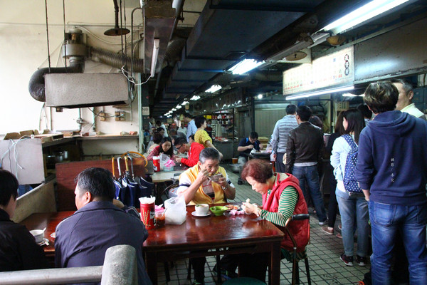 矮仔財滷肉飯:【台北市北投區。小吃】矮仔財滷肉飯 北投市場裡排隊美食