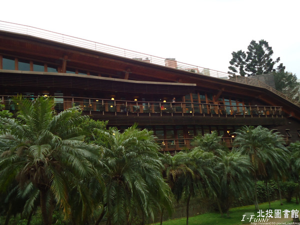 北投圖書館:{艾方妮愛玩}【新北投捷運站】北投圖書館-環保綠建築(諾亞方舟?)