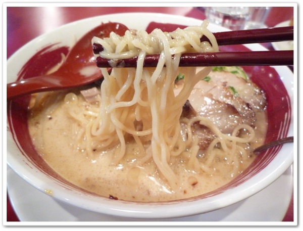誠屋拉麵:【中山本店】誠屋拉麵-特製叉燒牛骨白湯拉麵X招牌雞骨醬油拉麵