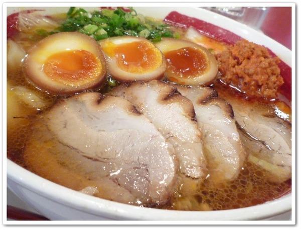 誠屋拉麵:【中山本店】誠屋拉麵-特製叉燒牛骨白湯拉麵X招牌雞骨醬油拉麵