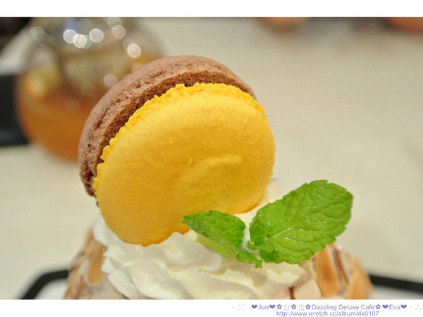 Dazzling cafe Deluxe 奢華蜜糖土司專賣店:【食記】oO。。台北 Dazzling Deluxe Cafe 有吃過金莎口味的蜜糖土司嘛?!土司上的金莎榛果奶油像瀑布一樣要流下來了啦!。o○。