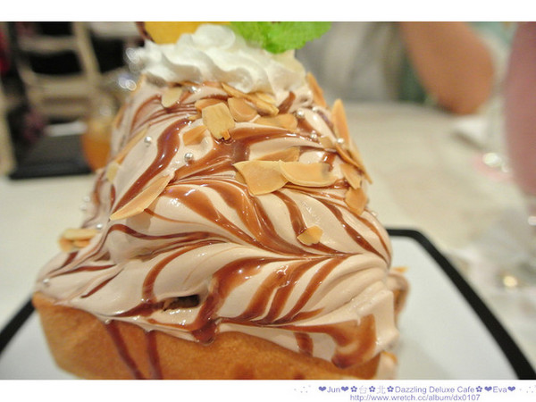 Dazzling cafe Deluxe 奢華蜜糖土司專賣店:【食記】oO。。台北 Dazzling Deluxe Cafe 有吃過金莎口味的蜜糖土司嘛?!土司上的金莎榛果奶油像瀑布一樣要流下來了啦!。o○。