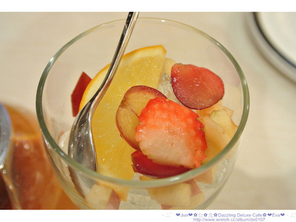 Dazzling cafe Deluxe 奢華蜜糖土司專賣店:【食記】oO。。台北 Dazzling Deluxe Cafe 有吃過金莎口味的蜜糖土司嘛?!土司上的金莎榛果奶油像瀑布一樣要流下來了啦!。o○。