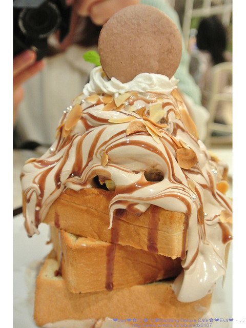 Dazzling cafe Deluxe 奢華蜜糖土司專賣店:【食記】oO。。台北 Dazzling Deluxe Cafe 有吃過金莎口味的蜜糖土司嘛?!土司上的金莎榛果奶油像瀑布一樣要流下來了啦!。o○。