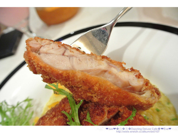 Dazzling cafe Deluxe 奢華蜜糖土司專賣店:【食記】oO。。台北 Dazzling Deluxe Cafe 有吃過金莎口味的蜜糖土司嘛?!土司上的金莎榛果奶油像瀑布一樣要流下來了啦!。o○。