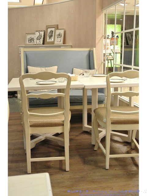 Dazzling cafe Deluxe 奢華蜜糖土司專賣店:【食記】oO。。台北 Dazzling Deluxe Cafe 有吃過金莎口味的蜜糖土司嘛?!土司上的金莎榛果奶油像瀑布一樣要流下來了啦!。o○。