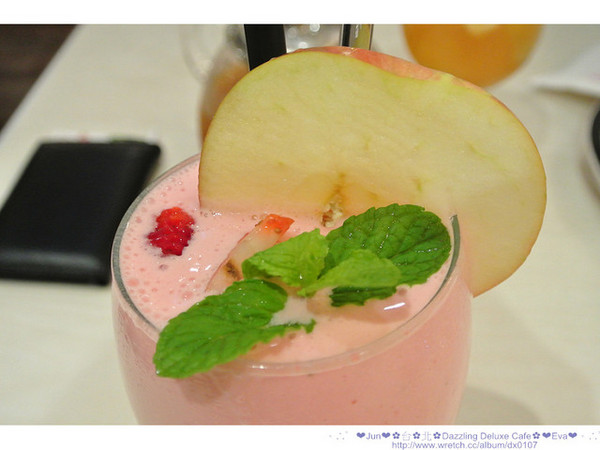 Dazzling cafe Deluxe 奢華蜜糖土司專賣店:【食記】oO。。台北 Dazzling Deluxe Cafe 有吃過金莎口味的蜜糖土司嘛?!土司上的金莎榛果奶油像瀑布一樣要流下來了啦!。o○。