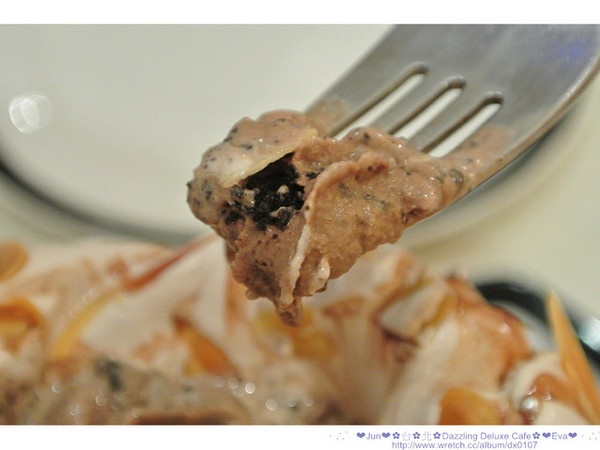 Dazzling cafe Deluxe 奢華蜜糖土司專賣店:【食記】oO。。台北 Dazzling Deluxe Cafe 有吃過金莎口味的蜜糖土司嘛?!土司上的金莎榛果奶油像瀑布一樣要流下來了啦!。o○。