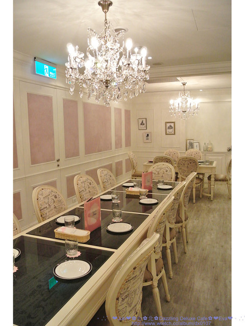 Dazzling cafe Deluxe 奢華蜜糖土司專賣店:【食記】oO。。台北 Dazzling Deluxe Cafe 有吃過金莎口味的蜜糖土司嘛?!土司上的金莎榛果奶油像瀑布一樣要流下來了啦!。o○。