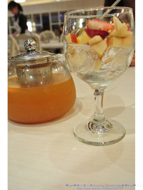 Dazzling cafe Deluxe 奢華蜜糖土司專賣店:【食記】oO。。台北 Dazzling Deluxe Cafe 有吃過金莎口味的蜜糖土司嘛?!土司上的金莎榛果奶油像瀑布一樣要流下來了啦!。o○。