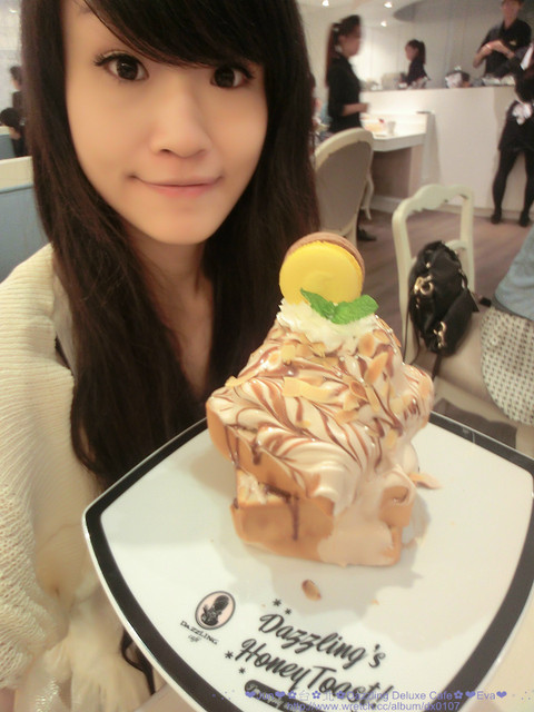 Dazzling cafe Deluxe 奢華蜜糖土司專賣店:【食記】oO。。台北 Dazzling Deluxe Cafe 有吃過金莎口味的蜜糖土司嘛?!土司上的金莎榛果奶油像瀑布一樣要流下來了啦!。o○。