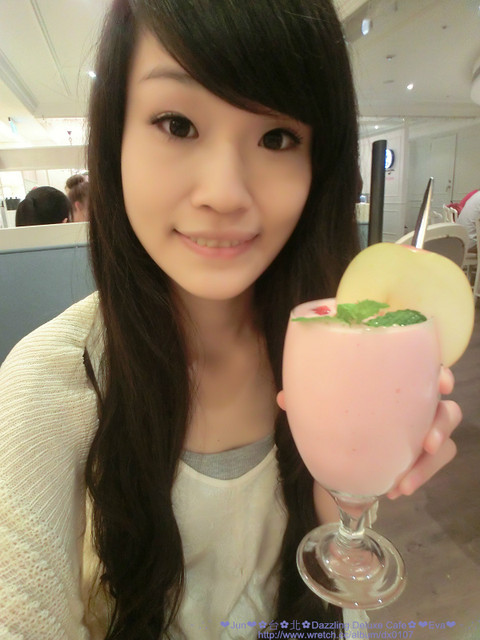 Dazzling cafe Deluxe 奢華蜜糖土司專賣店:【食記】oO。。台北 Dazzling Deluxe Cafe 有吃過金莎口味的蜜糖土司嘛?!土司上的金莎榛果奶油像瀑布一樣要流下來了啦!。o○。