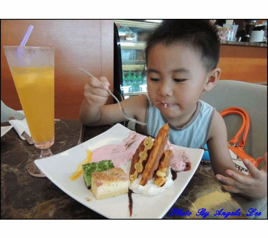 齊齊享用下午茶