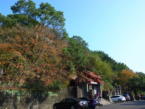 拱北殿：<新北|汐止|遊記>緩緩飄落的楓葉像思念....拱北殿賞楓