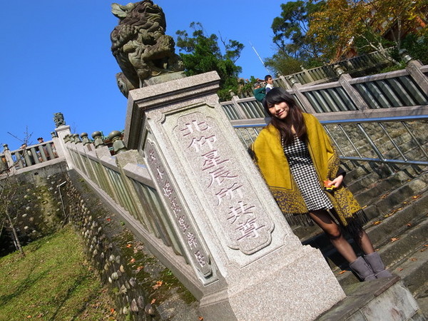 拱北殿：<新北|汐止|遊記>緩緩飄落的楓葉像思念....拱北殿賞楓