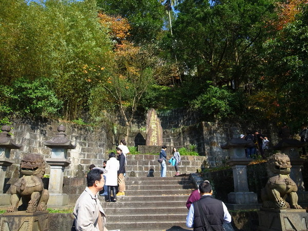 拱北殿：<新北|汐止|遊記>緩緩飄落的楓葉像思念....拱北殿賞楓