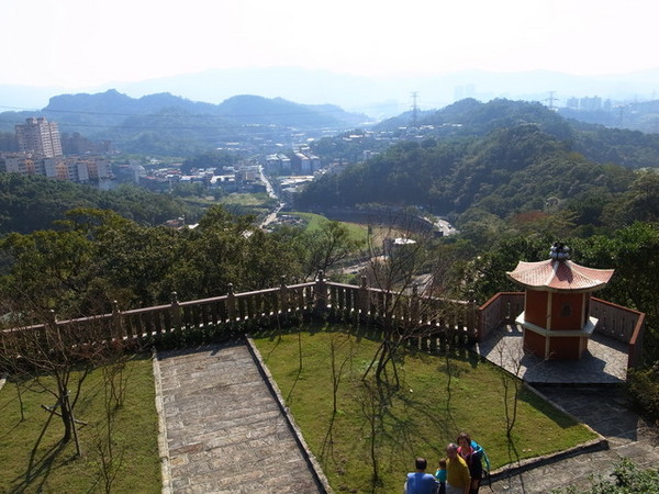 拱北殿：<新北|汐止|遊記>緩緩飄落的楓葉像思念....拱北殿賞楓