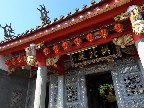 拱北殿：<新北|汐止|遊記>緩緩飄落的楓葉像思念....拱北殿賞楓