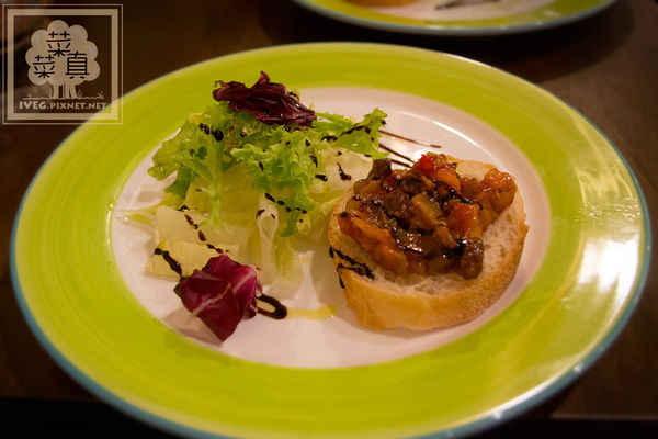 普利亞燉菜烤麵包佐沙拉