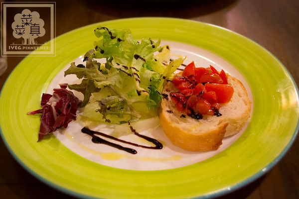 蕃茄羅勒烤麵包佐沙拉