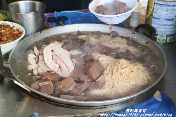 鹿港老全豬血麵線:【彰化鹿港鎮】鹿港第一市場必吃美食『老全豬血麵線』飄香72年的好味道~