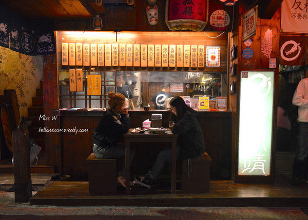 西門靖居酒屋：台北｜食記 西門靖日式居酒屋 密巷中的深夜食堂 好友小酌好去處 燒烤Ｘ塗鴉Ｘ藝術Ｘ潮流