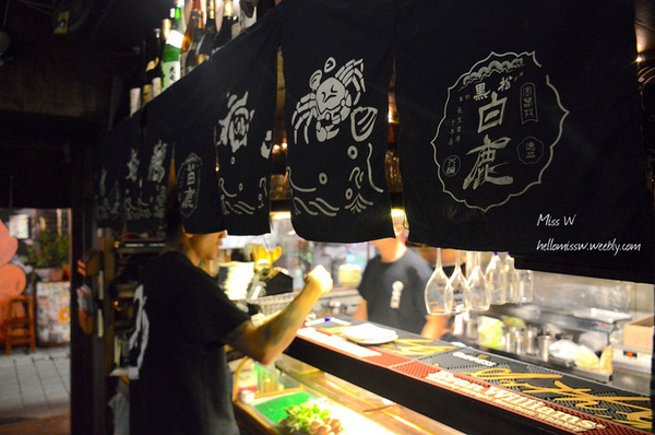 西門靖居酒屋：台北｜食記 西門靖日式居酒屋 密巷中的深夜食堂 好友小酌好去處 燒烤Ｘ塗鴉Ｘ藝術Ｘ潮流