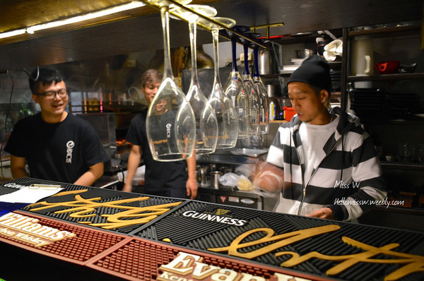 西門靖居酒屋：台北｜食記 西門靖日式居酒屋 密巷中的深夜食堂 好友小酌好去處 燒烤Ｘ塗鴉Ｘ藝術Ｘ潮流