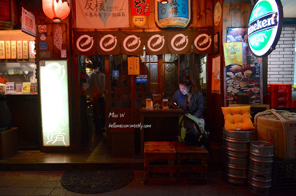 西門靖居酒屋：台北｜食記 西門靖日式居酒屋 密巷中的深夜食堂 好友小酌好去處 燒烤Ｘ塗鴉Ｘ藝術Ｘ潮流