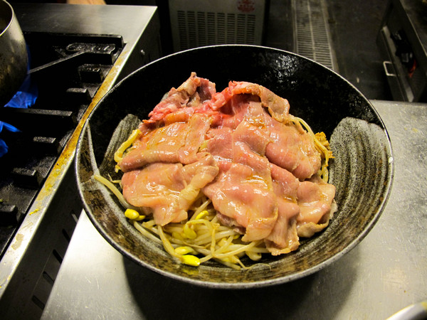 韓記老虎麵食館：(胖樺食記)台北永康街韓記老虎麵食館。麻辣湯頭濃郁鮮美。食材精緻各個表現亮眼。