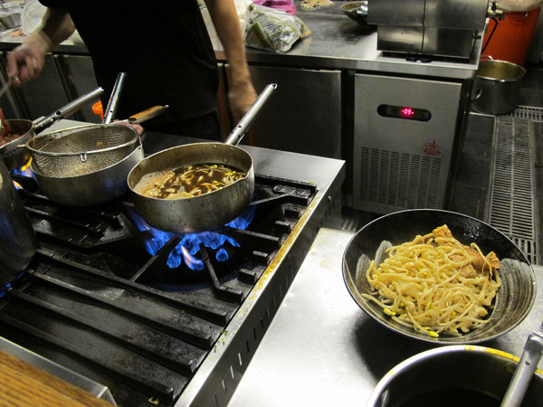韓記老虎麵食館：(胖樺食記)台北永康街韓記老虎麵食館。麻辣湯頭濃郁鮮美。食材精緻各個表現亮眼。
