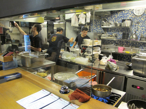 韓記老虎麵食館：(胖樺食記)台北永康街韓記老虎麵食館。麻辣湯頭濃郁鮮美。食材精緻各個表現亮眼。