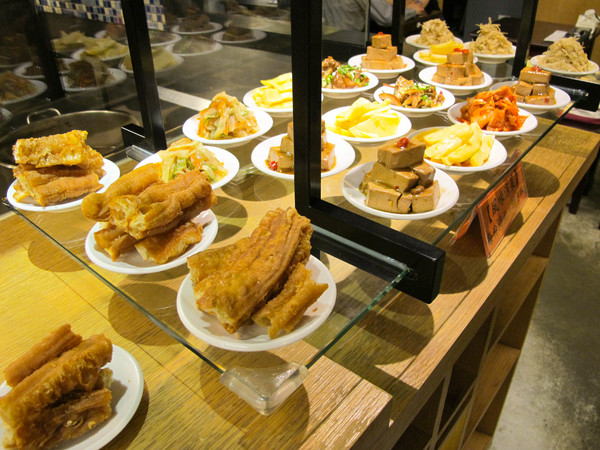 韓記老虎麵食館：(胖樺食記)台北永康街韓記老虎麵食館。麻辣湯頭濃郁鮮美。食材精緻各個表現亮眼。